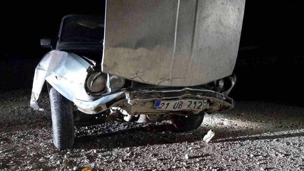Uyarı levhasına çarpan araç şarampole uçtu: 2 yaralı