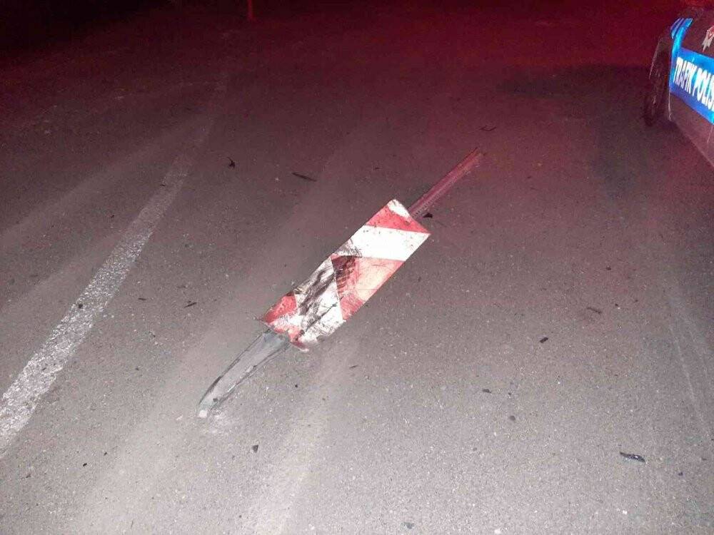 Uyarı levhasına çarpan araç şarampole uçtu: 2 yaralı