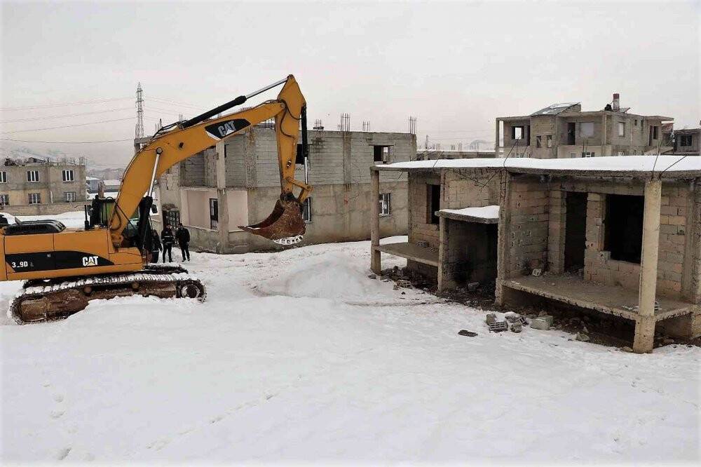 Van’da göçmenlerin barındığı şok evler yıktırıldı