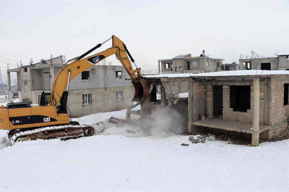 Van’da göçmenlerin barındığı şok evler yıktırıldı