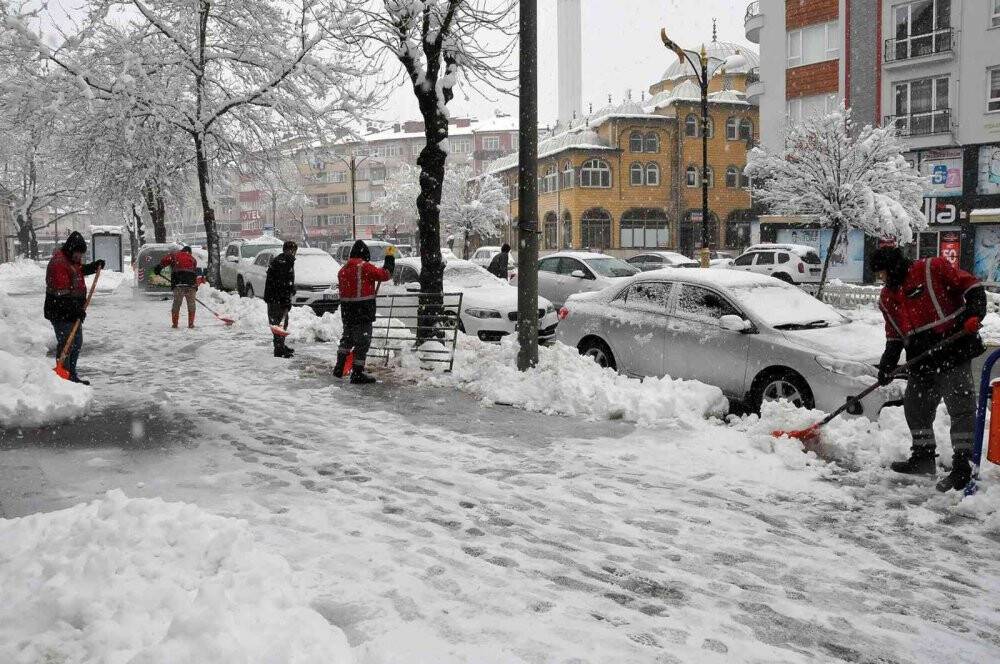 Akşehir’de ekipler kar seferberliğinde