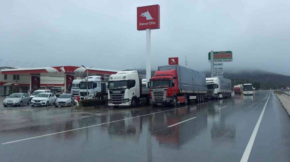 Antalya-Konya karayolunda kar kalınlığı 60 santime ulaştı