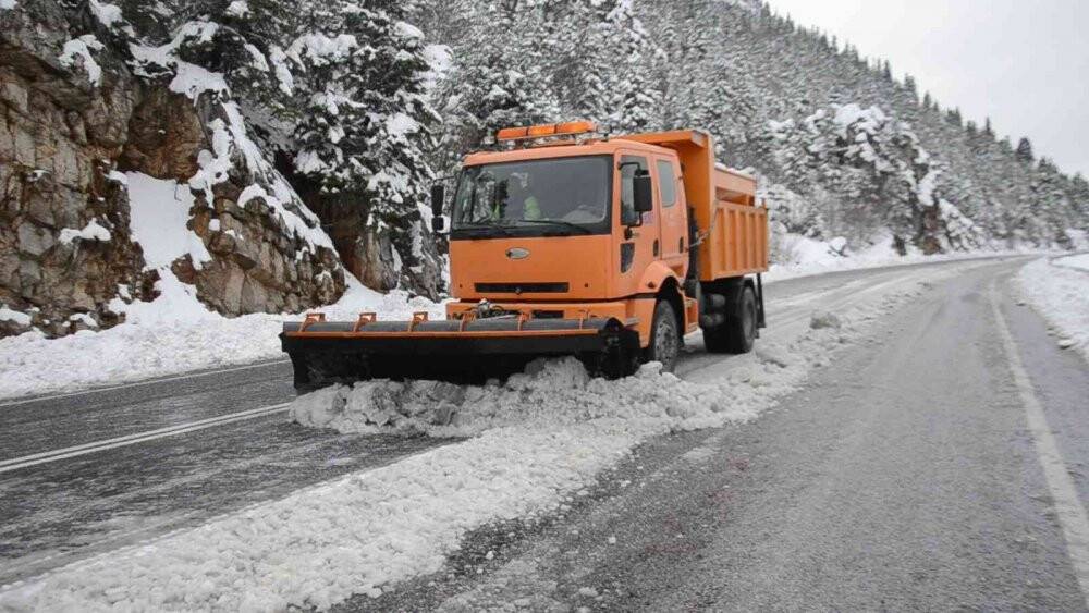Antalya-Konya karayolunda kar kalınlığı 60 santime ulaştı