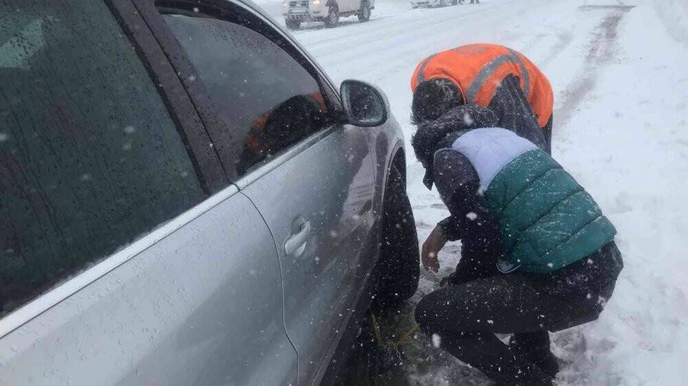 Antalya-Konya karayolunda kar kalınlığı 60 santime ulaştı