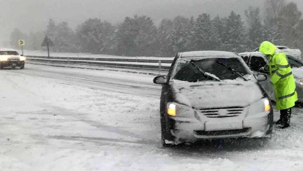 Antalya-Konya karayolunda kar kalınlığı 60 santime ulaştı
