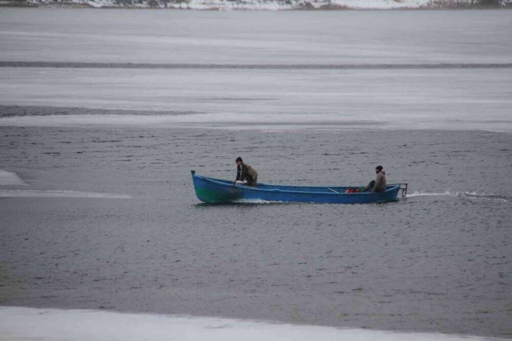 Donan gölde adada mahsur kalan besiciler, dönüş yolunda tekneleri buzlar arasında sıkışınca kurtarıldı