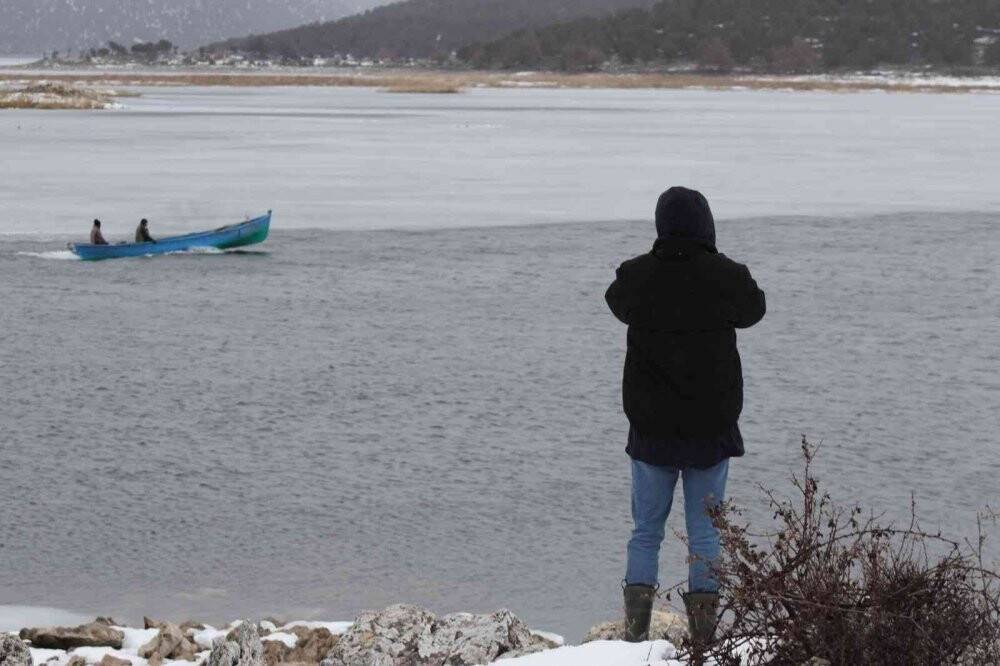 Donan gölde adada mahsur kalan besiciler, dönüş yolunda tekneleri buzlar arasında sıkışınca kurtarıldı