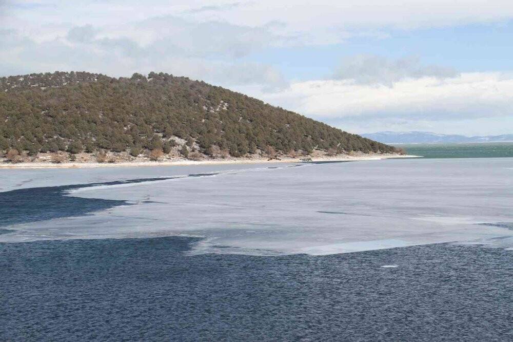 Donan gölde adada mahsur kalan besiciler, dönüş yolunda tekneleri buzlar arasında sıkışınca kurtarıldı