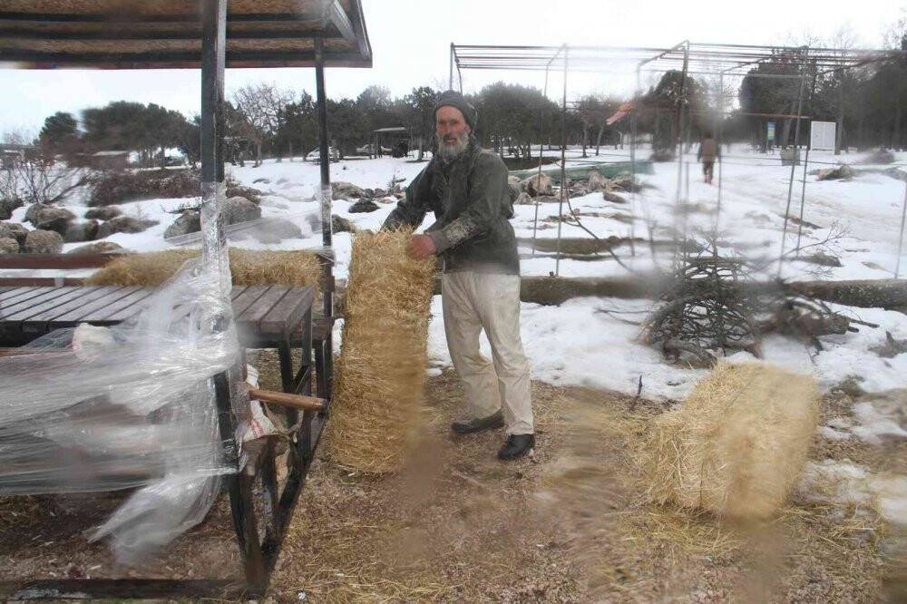 Donan gölde adada mahsur kalan besiciler, dönüş yolunda tekneleri buzlar arasında sıkışınca kurtarıldı
