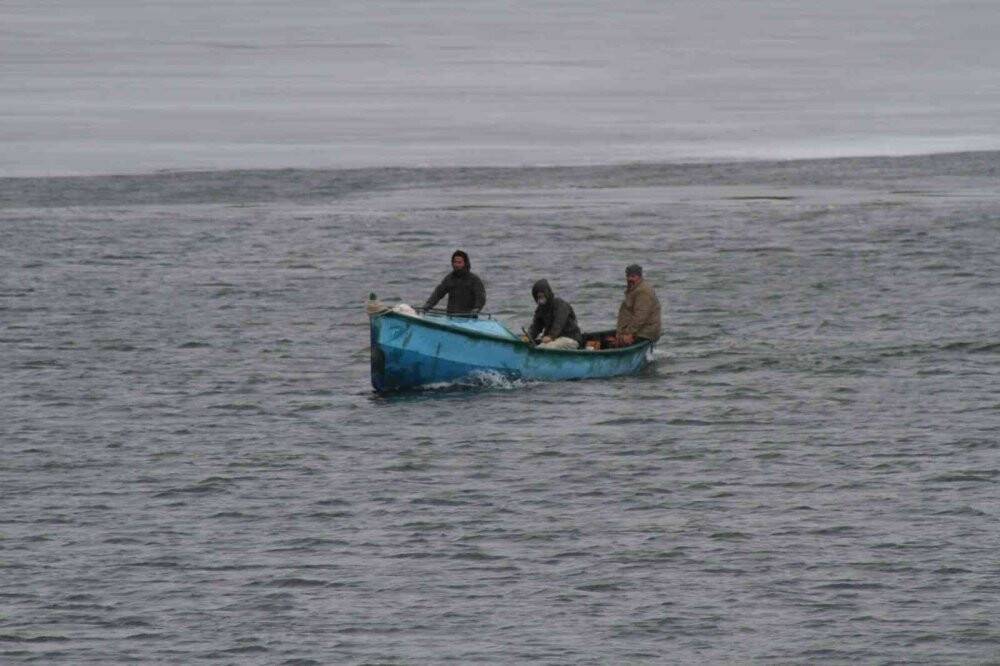 Donan gölde adada mahsur kalan besiciler, dönüş yolunda tekneleri buzlar arasında sıkışınca kurtarıldı