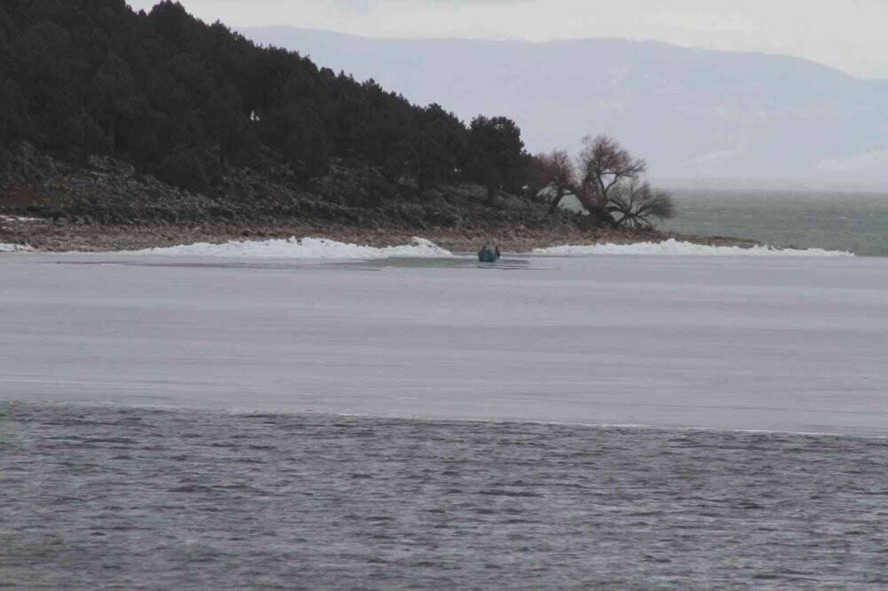 Donan gölde adada mahsur kalan besiciler, dönüş yolunda tekneleri buzlar arasında sıkışınca kurtarıldı