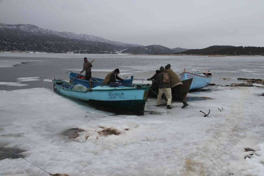Donan gölde adada mahsur kalan besiciler, dönüş yolunda tekneleri buzlar arasında sıkışınca kurtarıldı