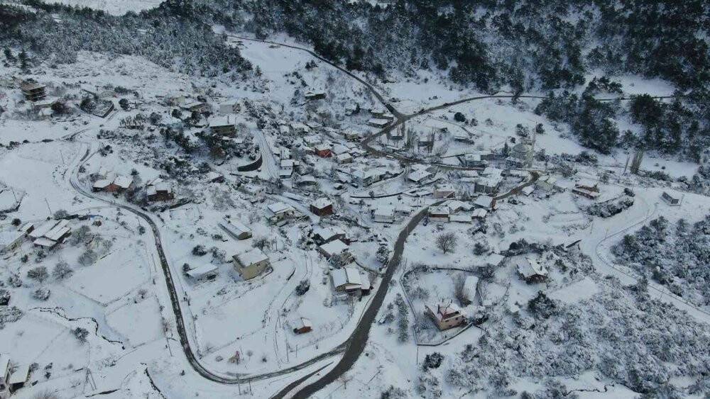 İzmir’in yüksek kesimleri beyaza büründü