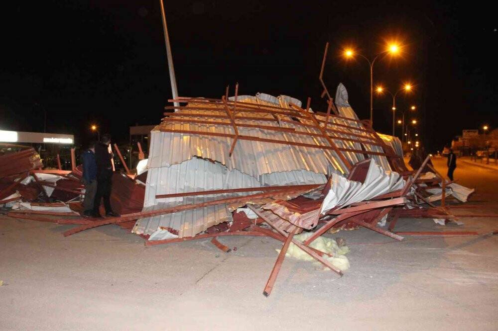 Karaman’da şiddetli rüzgar çatıları uçurdu, ağaçları kökünden söktü