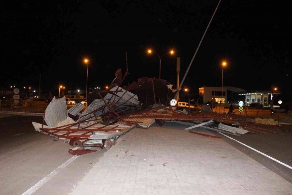 Karaman’da şiddetli rüzgar çatıları uçurdu, ağaçları kökünden söktü