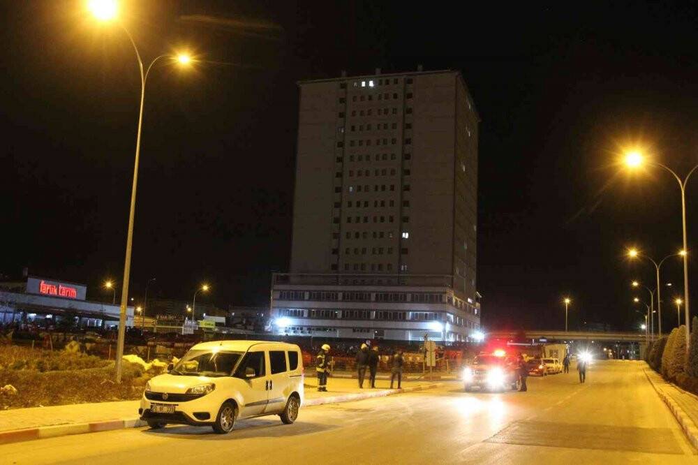 Karaman’da şiddetli rüzgar çatıları uçurdu, ağaçları kökünden söktü