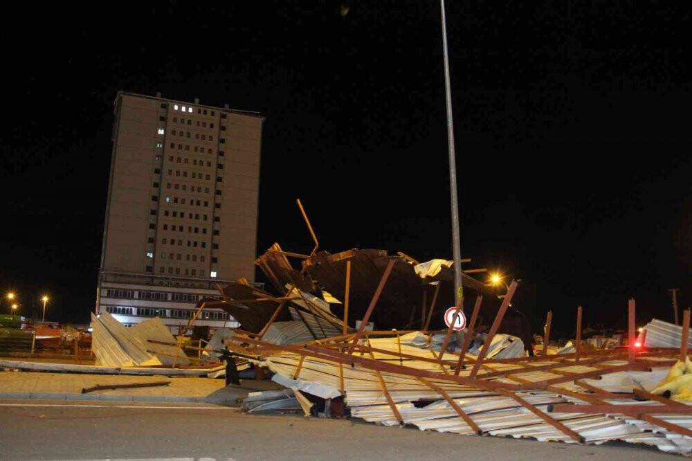Karaman’da şiddetli rüzgar çatıları uçurdu, ağaçları kökünden söktü