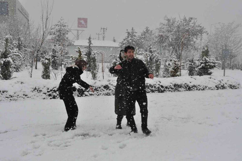 Karaman’da yoğun kar yağışı etkili oluyor