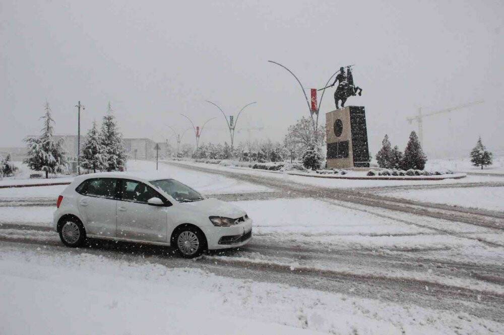 Karaman’da yoğun kar yağışı etkili oluyor