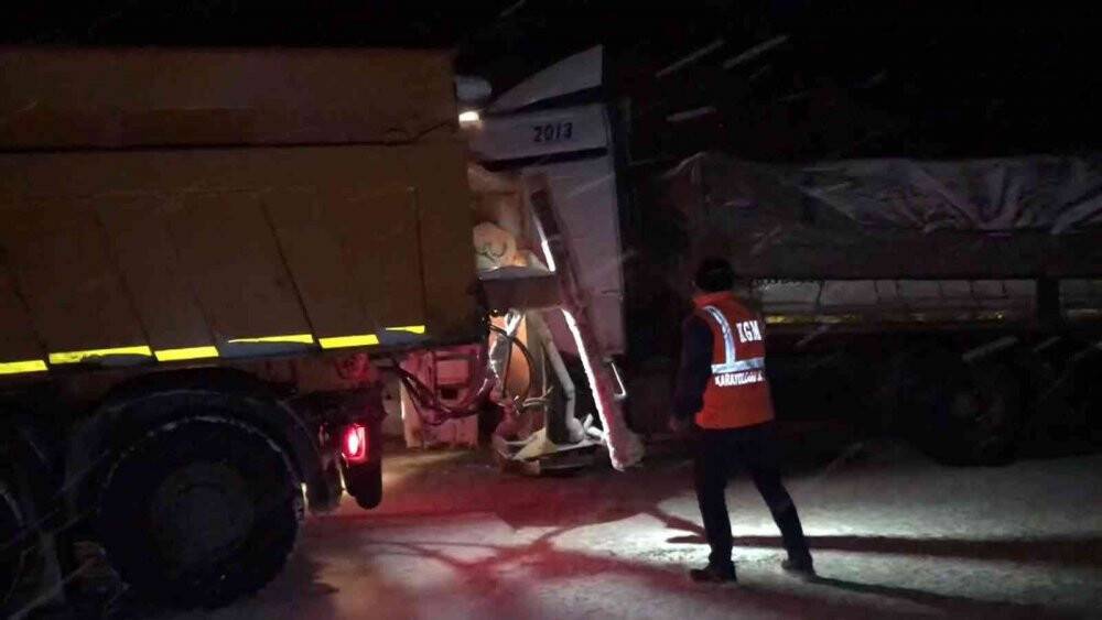 Konya - Antalya  karayolu kar nedeniyle tırların geçişine kapatıldı