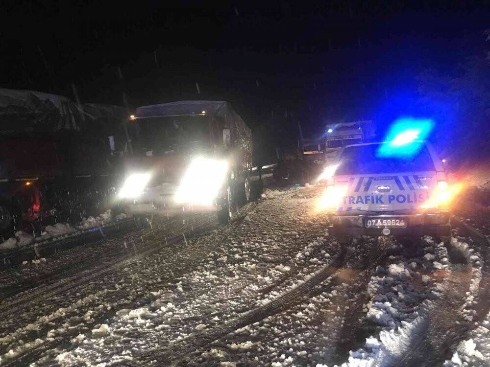 Konya - Antalya  karayolu kar nedeniyle tırların geçişine kapatıldı