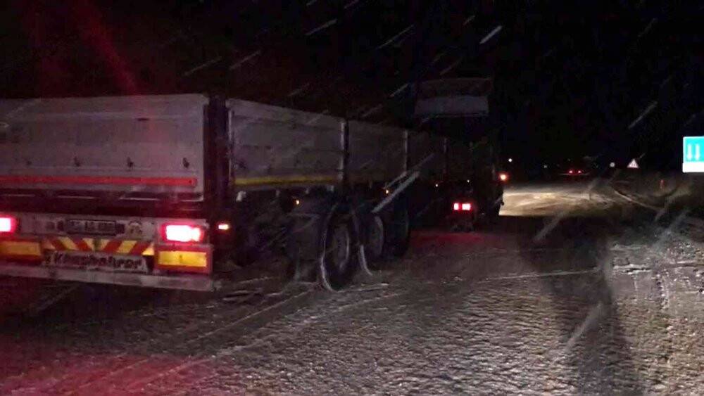 Konya - Antalya  karayolu kar nedeniyle tırların geçişine kapatıldı