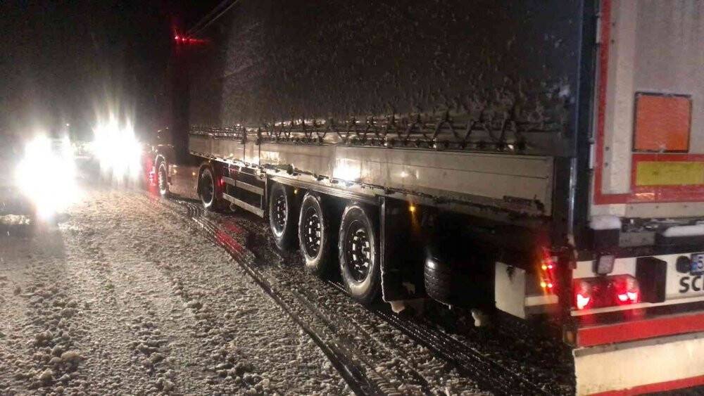 Konya - Antalya  karayolu kar nedeniyle tırların geçişine kapatıldı