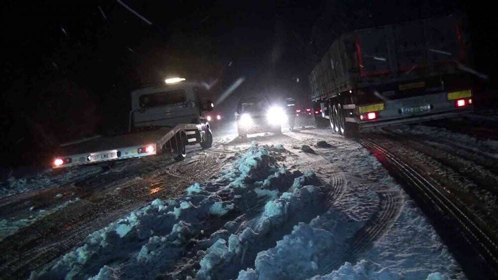 Konya - Antalya  karayolu kar nedeniyle tırların geçişine kapatıldı