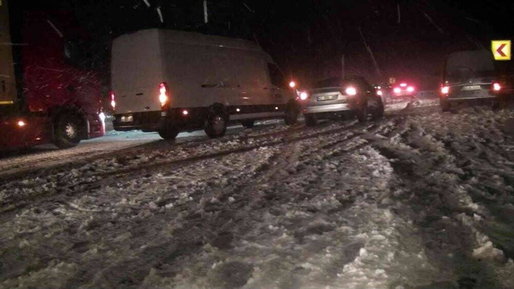 Konya - Antalya  karayolu kar nedeniyle tırların geçişine kapatıldı