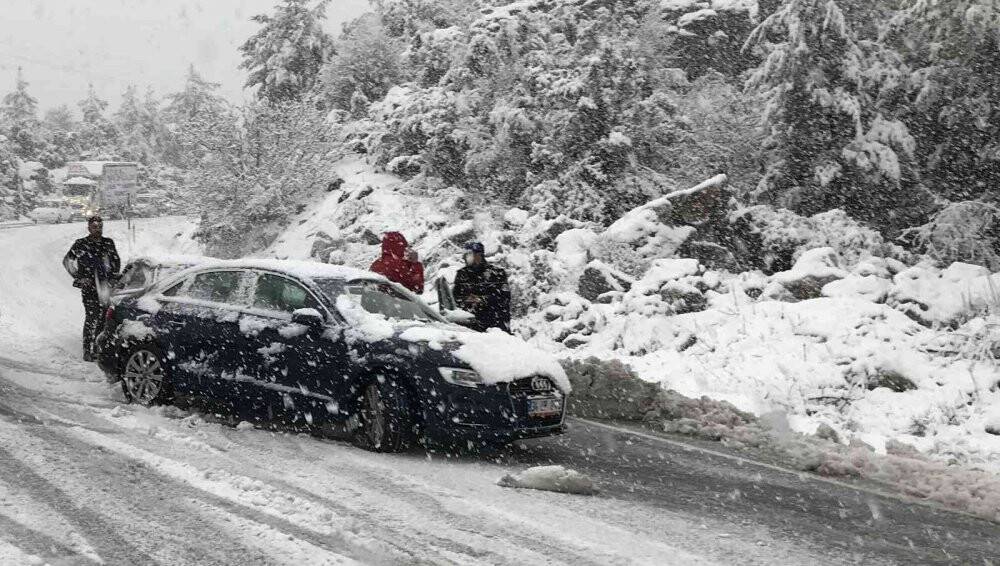 Konya-Antalya karayolunda kar kalınlığı 60 santime ulaştı