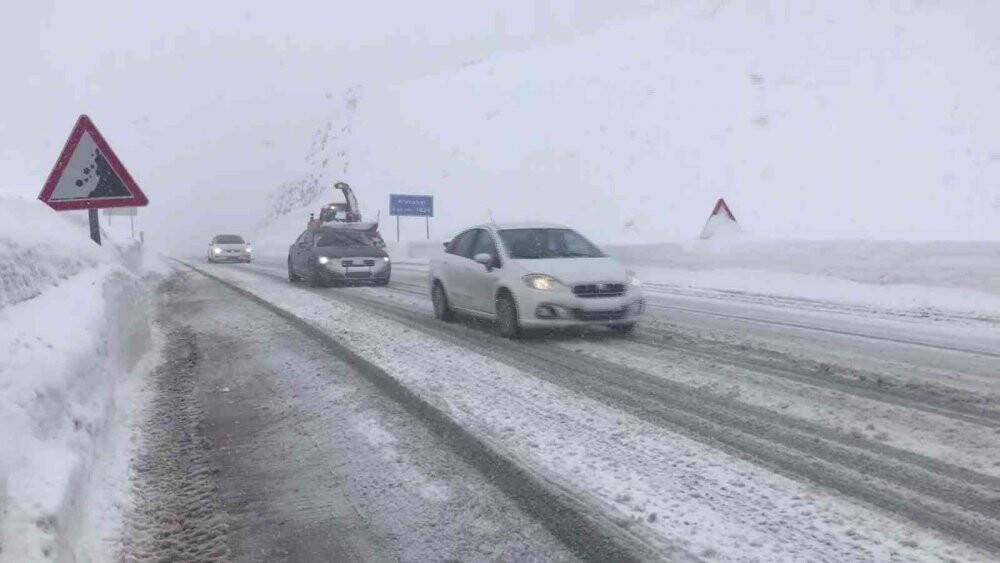 Konya-Antalya karayolunda kar kalınlığı 60 santime ulaştı