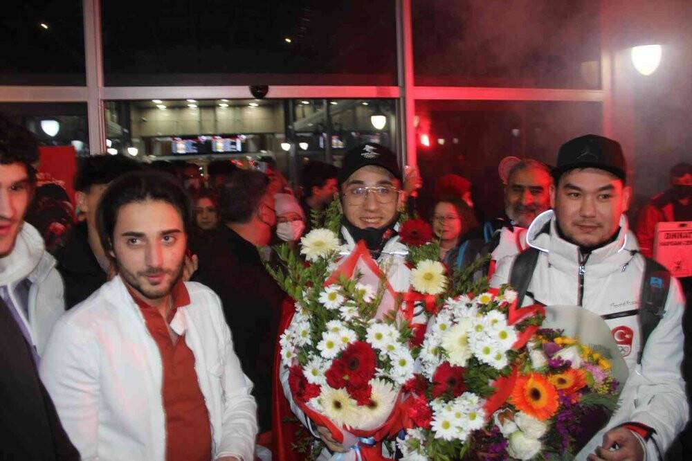 Olimpiyatlarda tarih yazan Furkan Akar yurda döndü