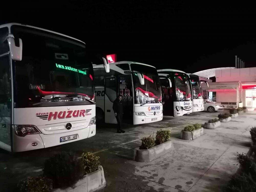 16 saattir kar ve tipi nedeniyle kapalı olan yolda sürücüler dinlenme tesislerinde bekliyor