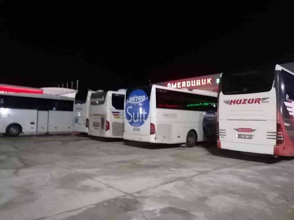 16 saattir kar ve tipi nedeniyle kapalı olan yolda sürücüler dinlenme tesislerinde bekliyor