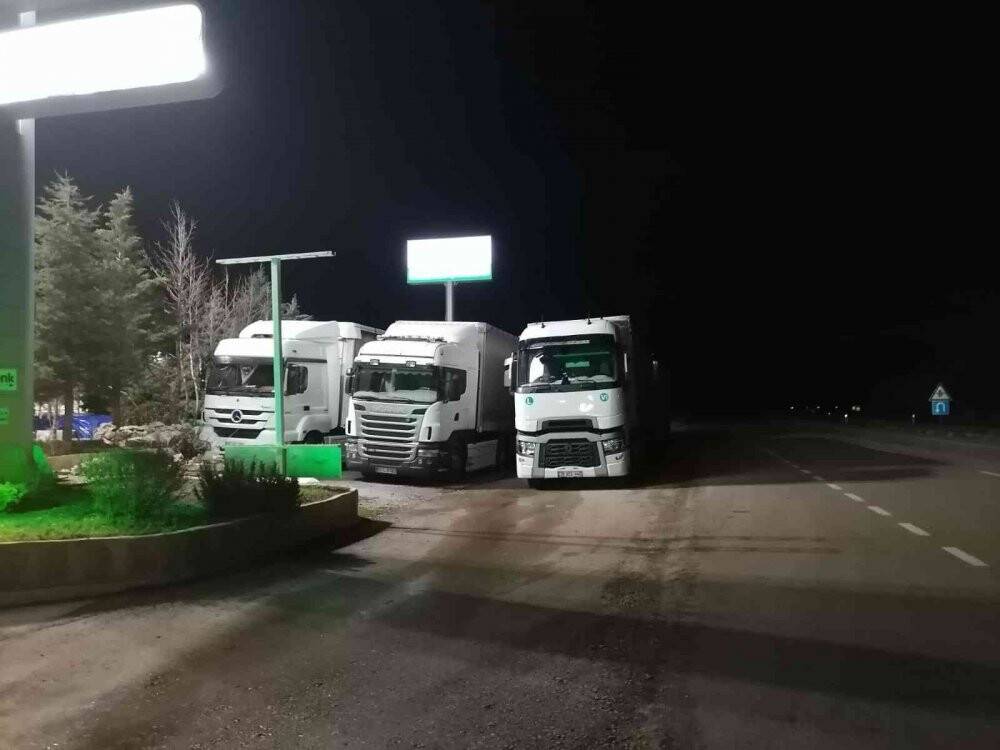 16 saattir kar ve tipi nedeniyle kapalı olan yolda sürücüler dinlenme tesislerinde bekliyor