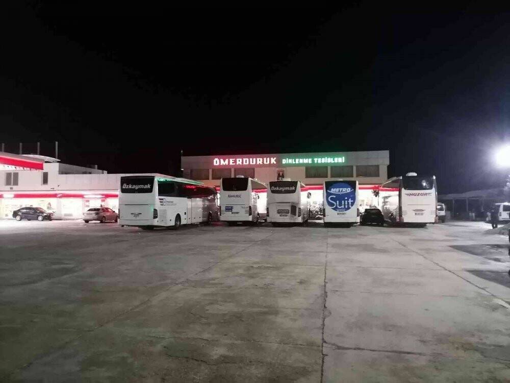 16 saattir kar ve tipi nedeniyle kapalı olan yolda sürücüler dinlenme tesislerinde bekliyor