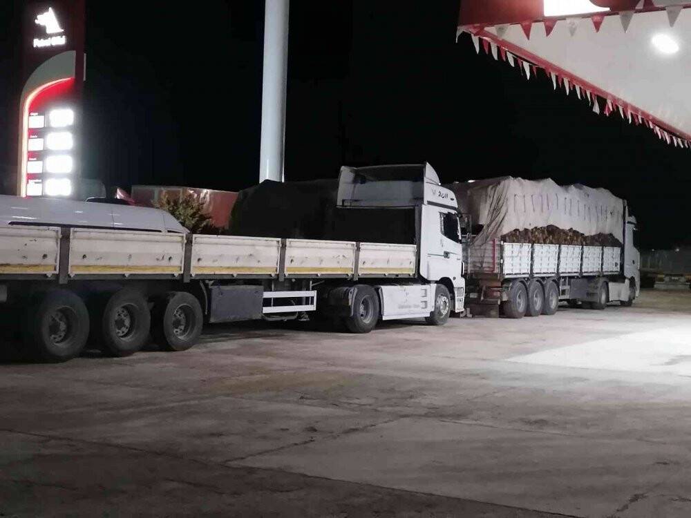 16 saattir kar ve tipi nedeniyle kapalı olan yolda sürücüler dinlenme tesislerinde bekliyor