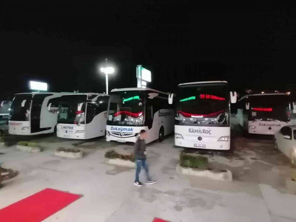 16 saattir kar ve tipi nedeniyle kapalı olan yolda sürücüler dinlenme tesislerinde bekliyor