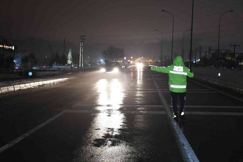 Aksaray-Konya karayolu kar yağışı ve tipi nedeniyle trafiğe kapatıldı