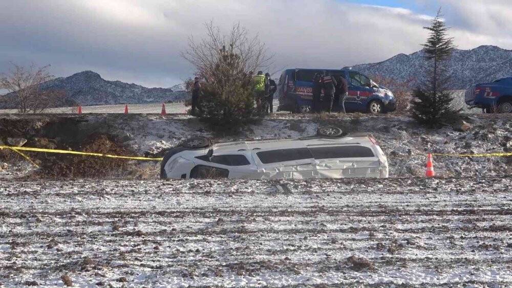 Buzlanan yolda işçi servisi devrildi: 1 ölü, 7 ağır yaralı