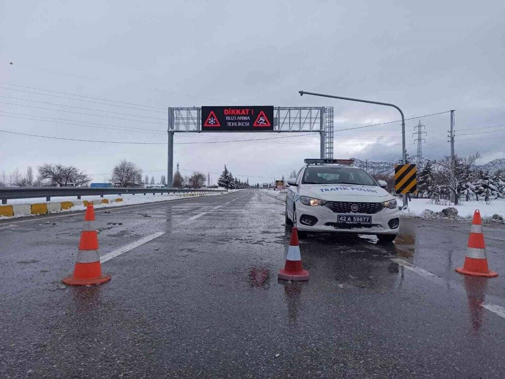 Buzlanan yolda kayan tır araç kamerasında