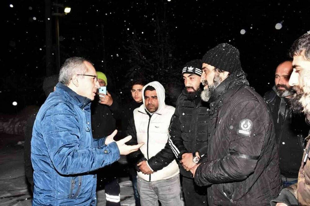 Buzlanan yolda kayan tır araç kamerasında