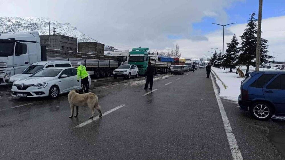Buzlanan yolda kayan tır araç kamerasında