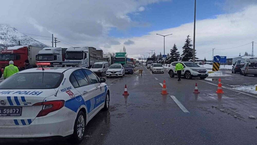 Buzlanan yolda kayan tır araç kamerasında