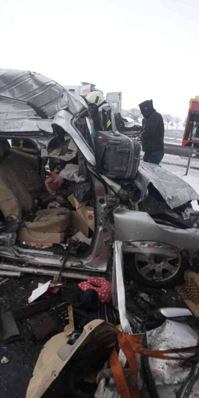 Buzlanan yolda zincirleme kaza: 4 yaralı