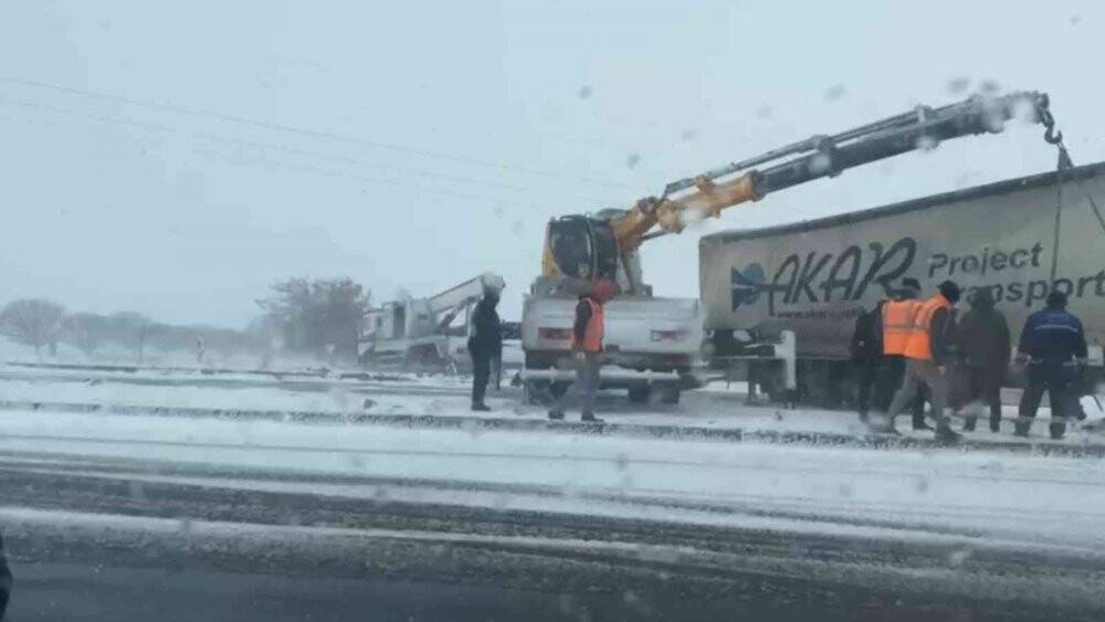 Buzlanan yolda zincirleme kaza: 4 yaralı