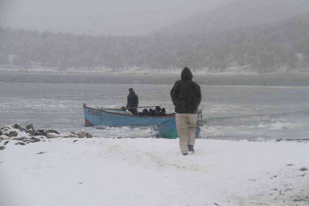 Mahsur kalan küçükbaş hayvanlar taşındı