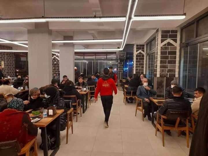 Yolda kalan araçlardaki vatandaşlara çorba ikramı