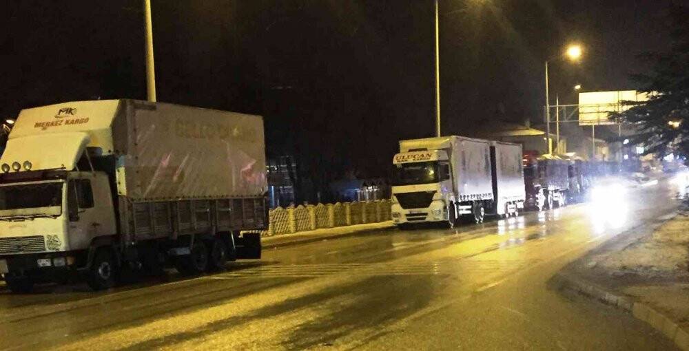 Yolda kalan araçlardaki vatandaşlara çorba ikramı