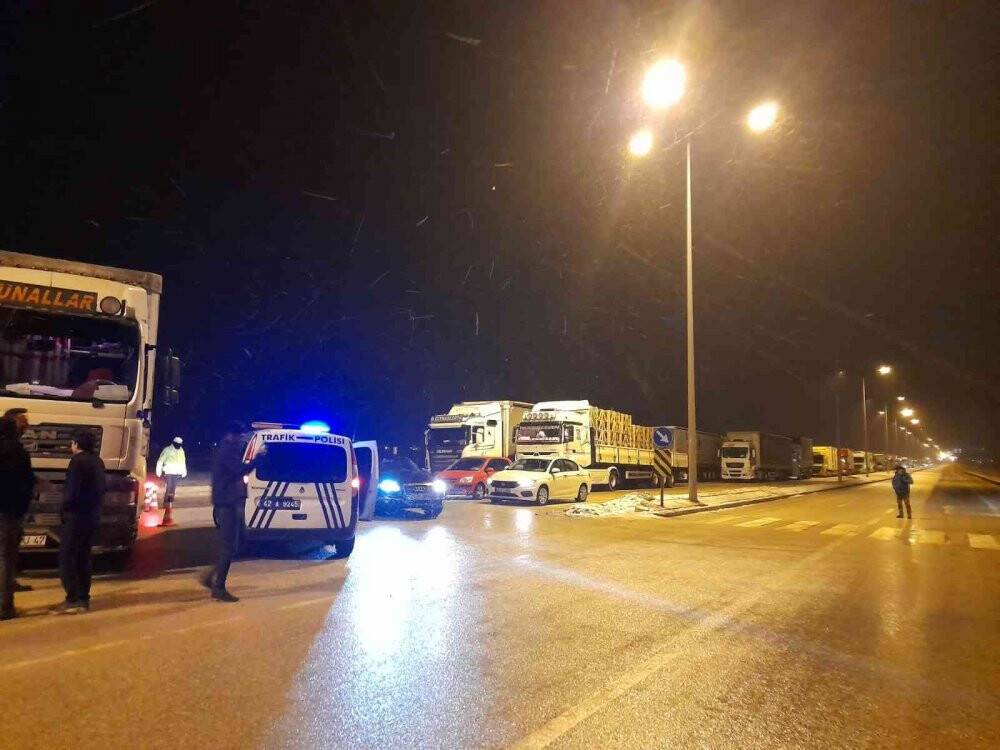 Yolda kalan araçlardaki vatandaşlara çorba ikramı